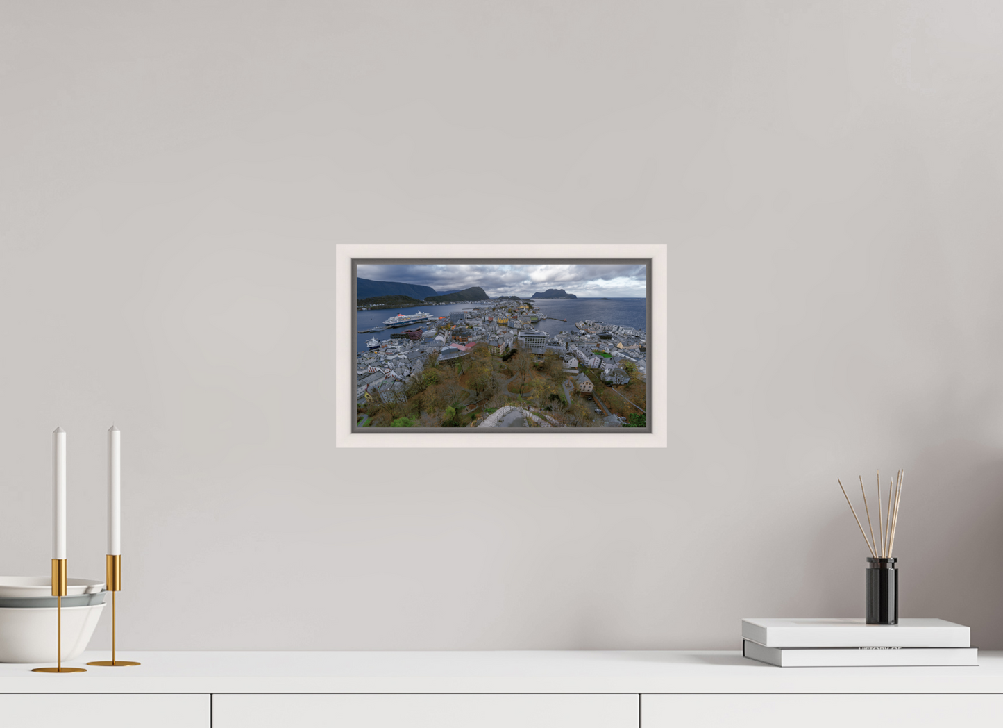 32 x 18 cm, White Frame Balmoral in Alesund