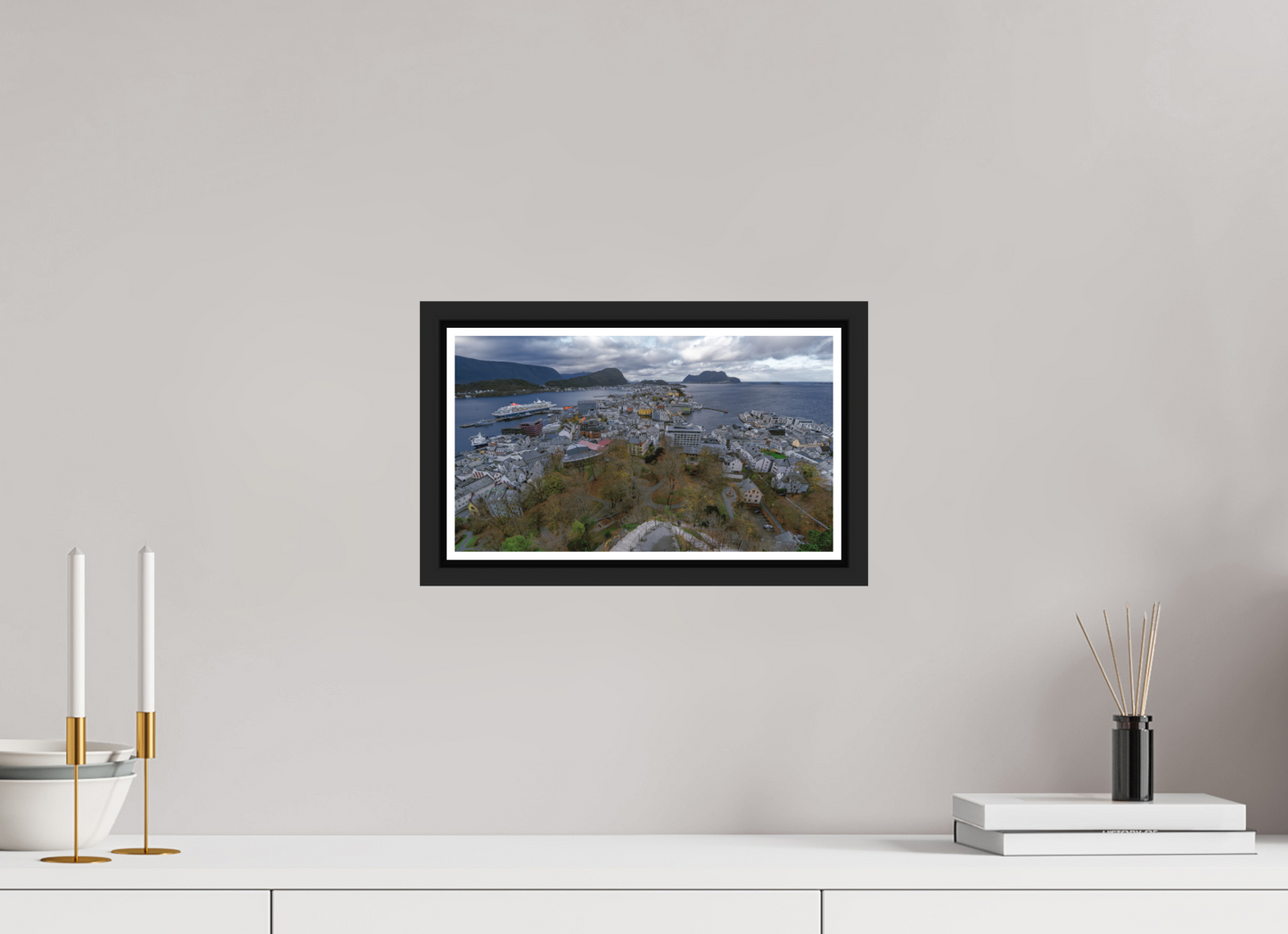 32 x 18 cm, Matt Black Frame Balmoral in Alesund