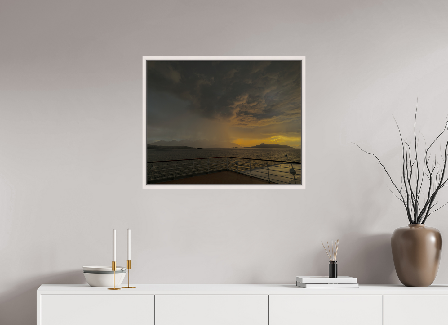 75 x 60 cm, White Frame Balmoral. Molde Squall