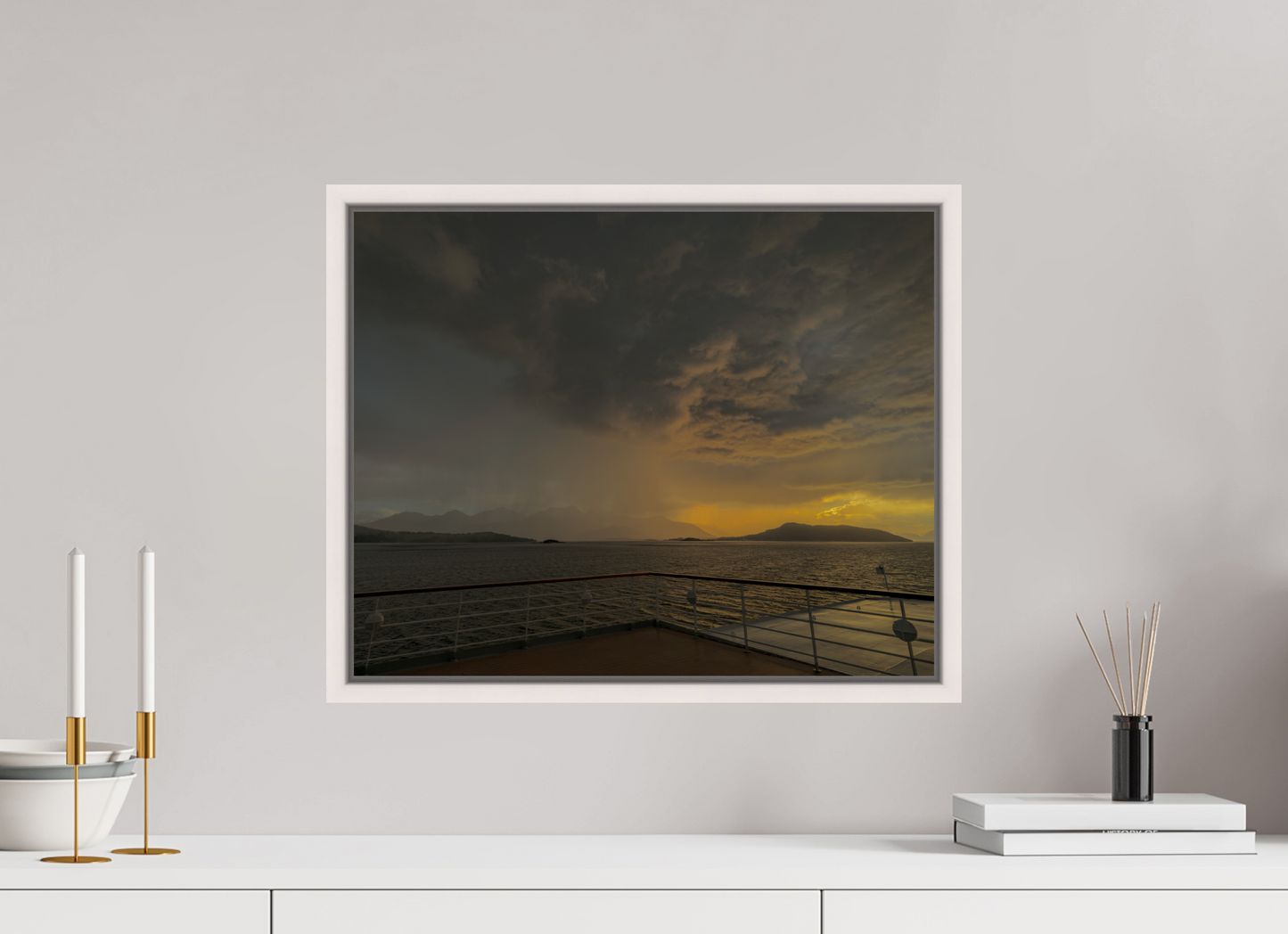 50 x 40 cm, White Frame Balmoral. Molde Squall