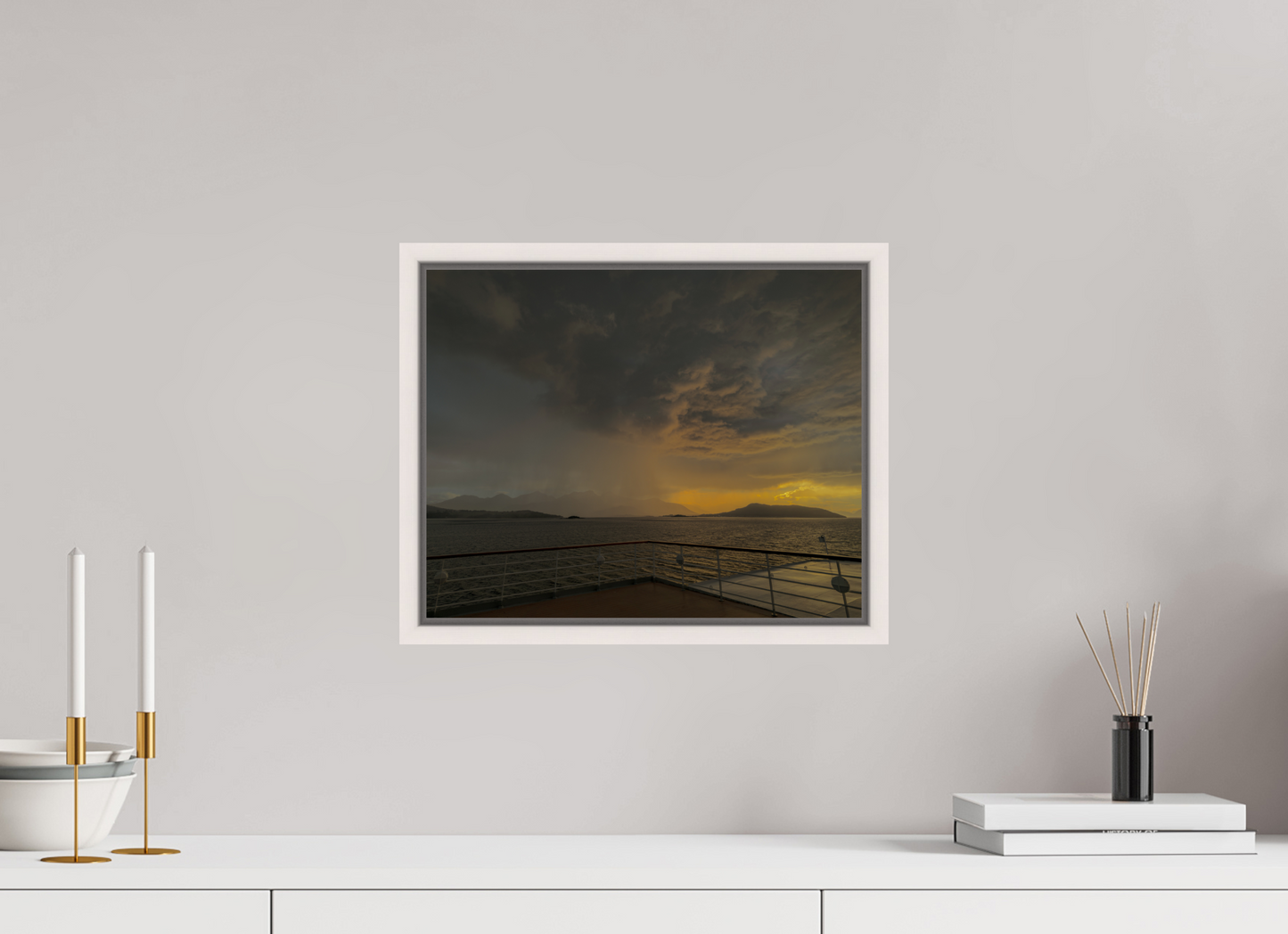 37.5 x 30 cm, White Frame Balmoral. Molde Squall