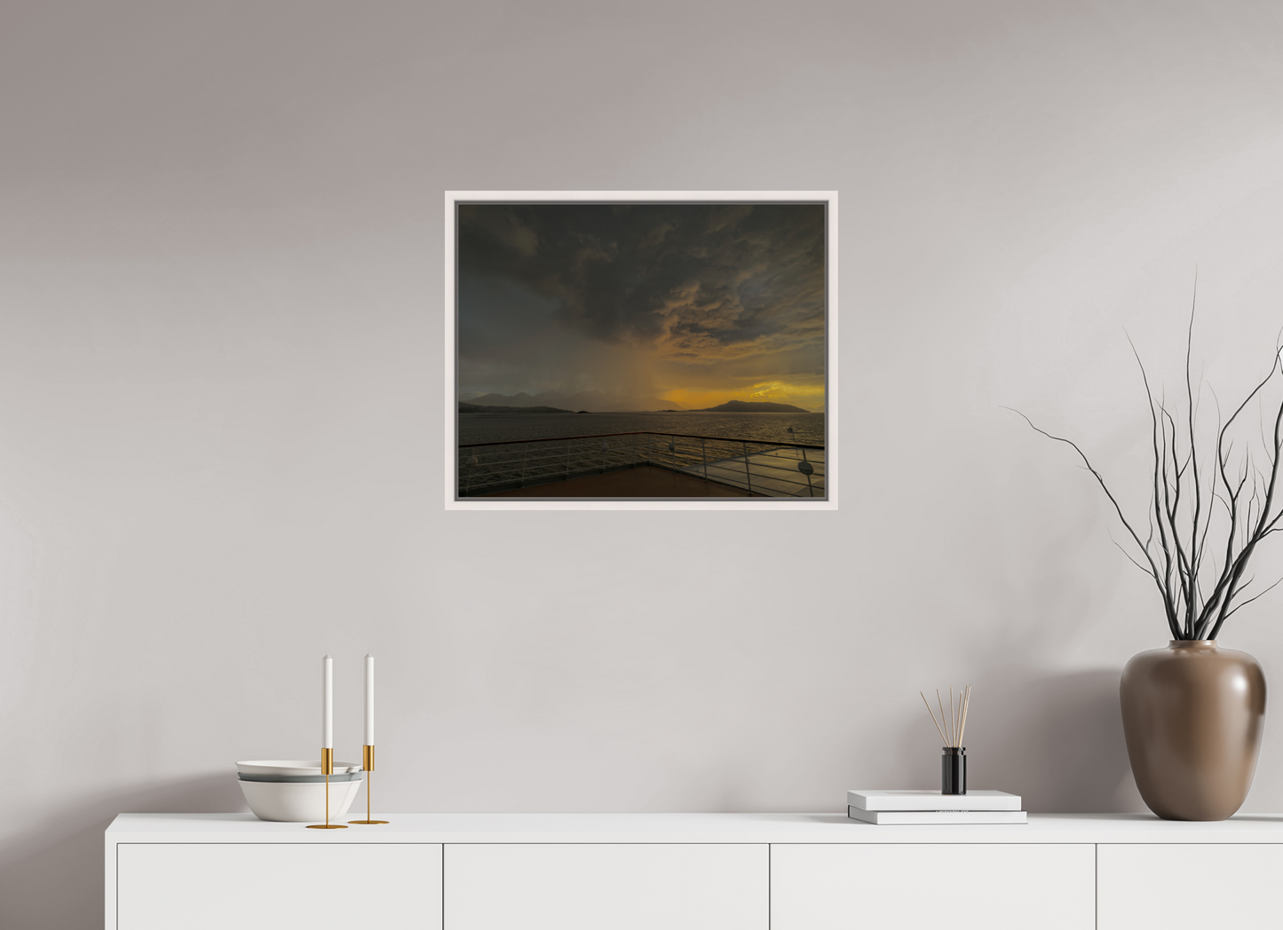 62.5 x 50 cm, White Frame Balmoral. Molde Squall