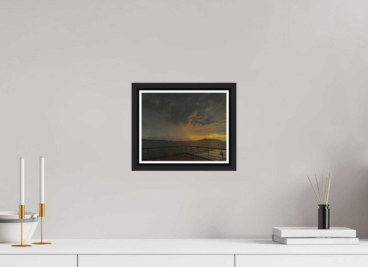 25 x 20 cm, Matt Black Frame Balmoral. Molde Squall